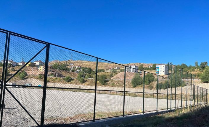 Kiğı’da 500 kişilik tribünlü sentetik futbol sahası yapılıyor