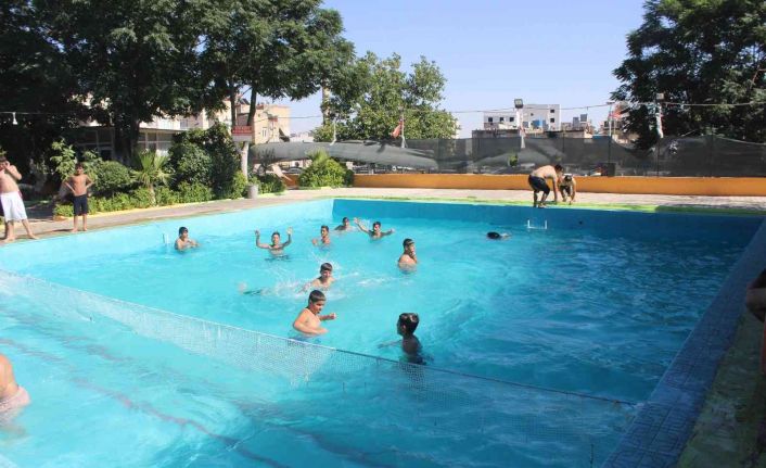 Kilis’te aşırı sıcaktan bunalanlar havuzlarda serinliyor