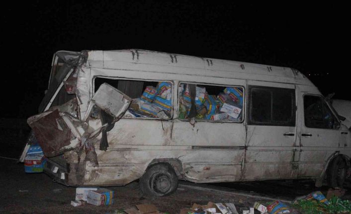 Kilis’te gıda yüklü minibüs devrilmesi sonucu karayolu trafiğe kapandı