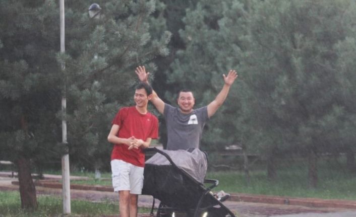 Kırgızistan’da halk TOMA ile serinledi