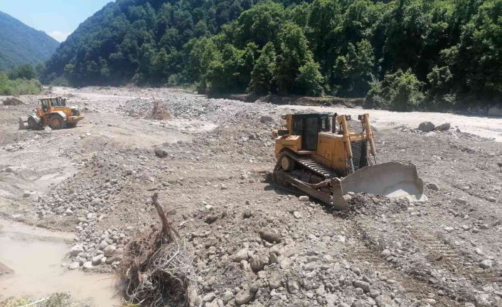 Kocaeli Büyükşehir Belediyesi ekipleri, Düzce’de yaraları sarıyor