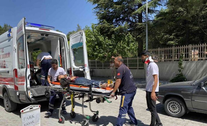 Konya’da pikap traktöre bağlı saman balya makinesine çarptı: 3 yaralı