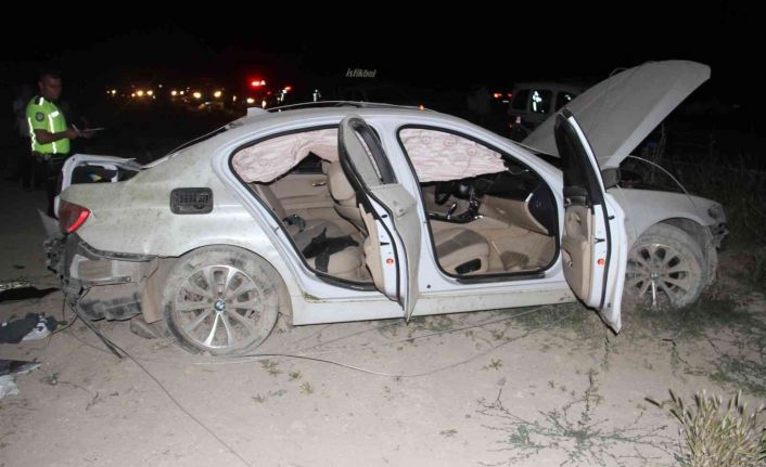 Köpeğe çarpmamak için manevra yapınca elektrik direğine çarpıp takla attı: 2 yaralı