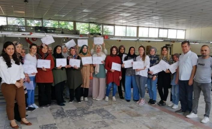 Kursu başarıyla tamamlayan hünerli kadınların diktiği elbiseler büyük beğeni topluyor