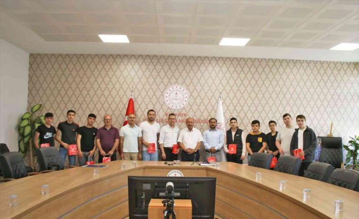 Kütahya MTAL öğretmen ve öğrencileri yurt dışı izlenimlerini Müdür Başyiğit ile paylaştı