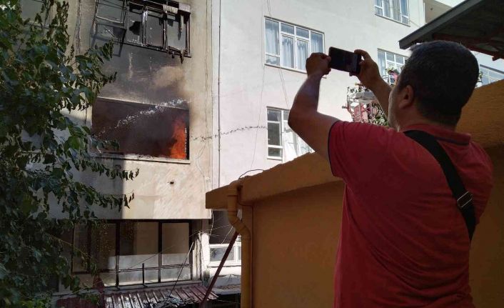 Mersin’de yangın: İki iş yeri ve boş bir ev kullanılamaz hale geldi