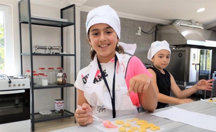 Minik şefler hem lezzetli  tarifler öğreniyor hem de eğleniyor