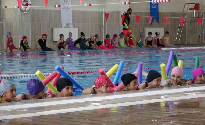 Muş’ta “Yüzme Bilmeyen Kalmasın” projesine yoğun ilgi