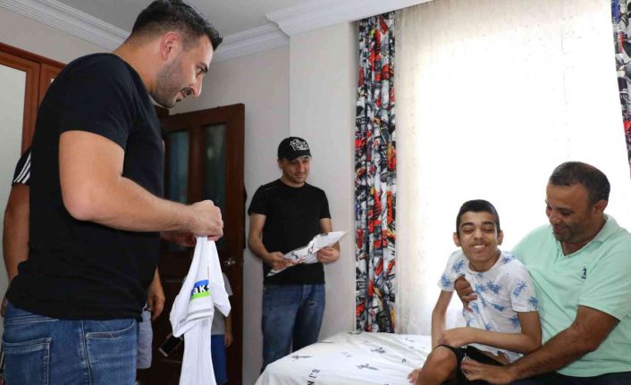 Ölümün “pençesi"ndeki Beşiktaşlı Burak’a Çarşı grubundan destek