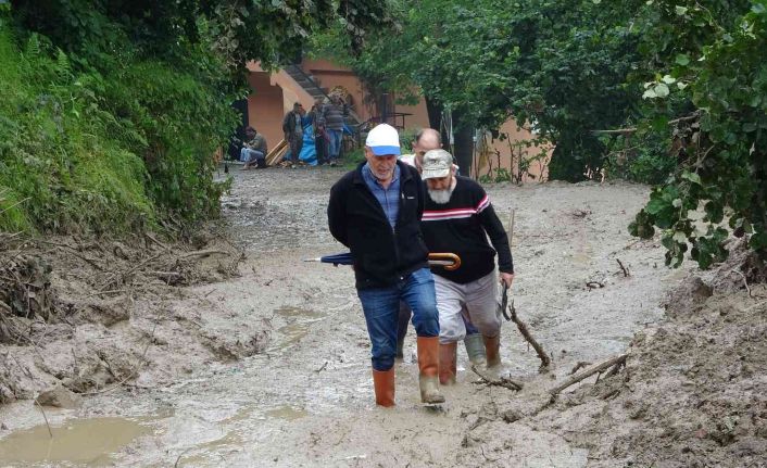 Ordu’da heyelan sonucu 4 ev hasar aldı, bir köprü uçtu, heyelan yollara zarar verdi