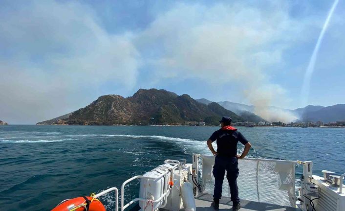 Orman yangını için uçak ve helikopterlerin su aldığı bölge deniz trafiğine kapatıldı