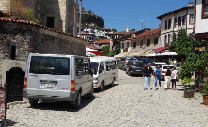 Osmanlı kenti Safranbolu’daki park sorunu turistleri ve esnafı zor durumda bırakıyor