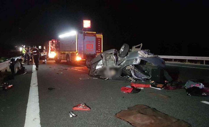 Otobanda bariyerlere çarpan otomobil karşı şeride geçip devrildi: 3 ölü, 2 yaralı