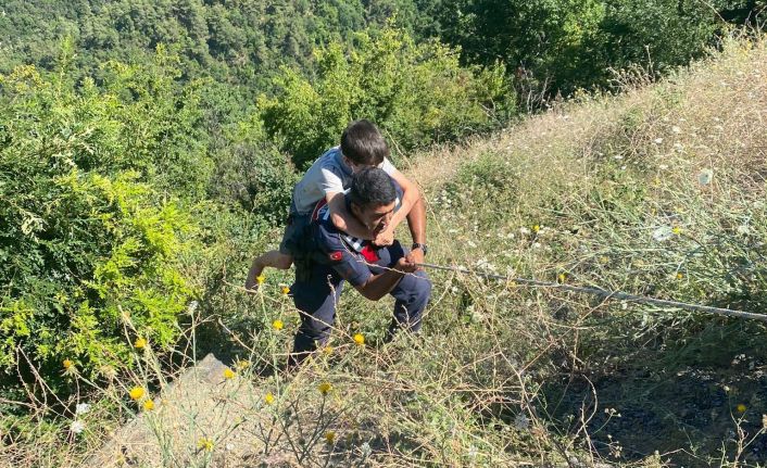 Otomobil uçuruma yuvarlandı: 3 yaralı