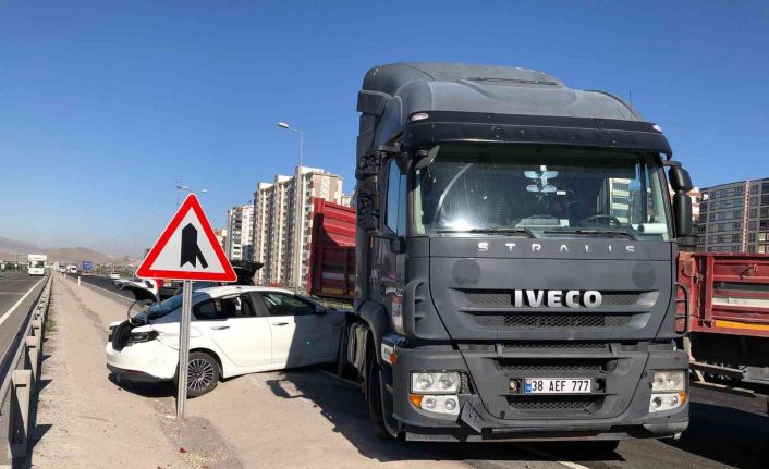 Otomobile çarpan tır makasladı: 2 yaralı