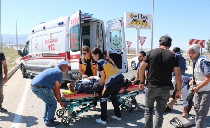 Otomobille çarpışan motosiklet sürücüsü yaralandı