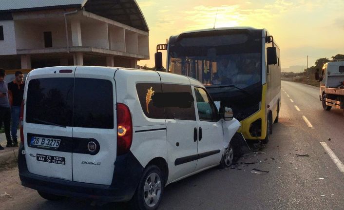 Özel halk otobüsü ile hafif ticari araç kafa kafaya çarpıştı: 1 ölü