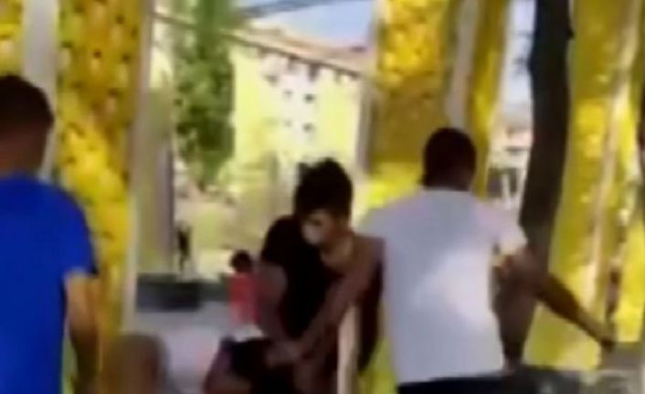 Parkta oturan gençleri gülerek dövüp video çektiler