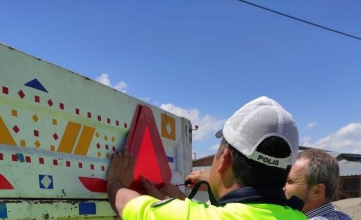 Polis, traktör sürücülerini bilgilendirip römorklara reflektör taktı