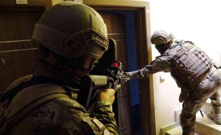 Polisten göçmen kaçakçılığı operasyonu