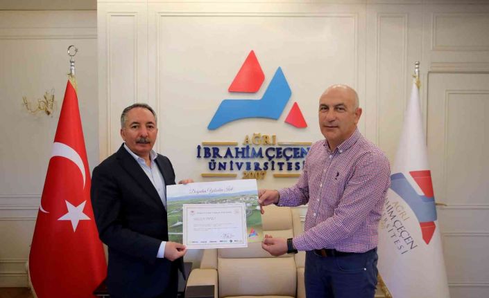 Prof. Dr. Karabulut’a Türkiye Üniversite Sporları Federasyonu’ndan teşekkür belgesi verildi