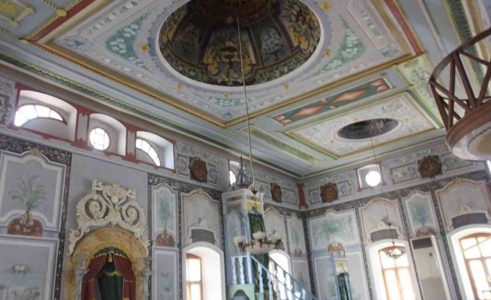 Rum ustalar ve Bulgar işçilerin yaptığı tarihi cami süslemeleriyle dikkatleri çekiyor