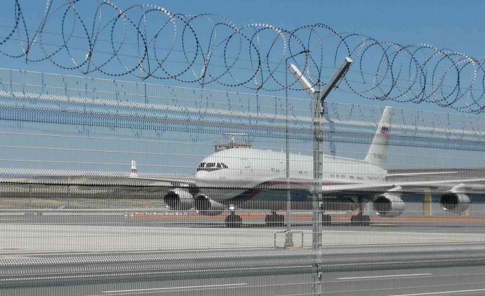 Rusya Savunma Bakanı Sergey Şoygu ve beraberindeki heyet, tahıl sevkiyatı anlaşmasına imza atmak için İstanbul’a geldi. Rus heyeti taşıyan uçak İstanbul Havalimanı’na indi.