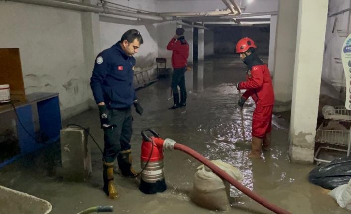 Sağanak yağış sonrası apartman garajına biriken 50 ton su tahliye edildi