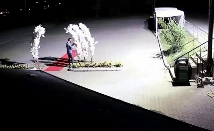 Sakarya’da bir garip hırsızlık: Düğün organizasyonu için bırakılan yapay çiçekleri çaldı
