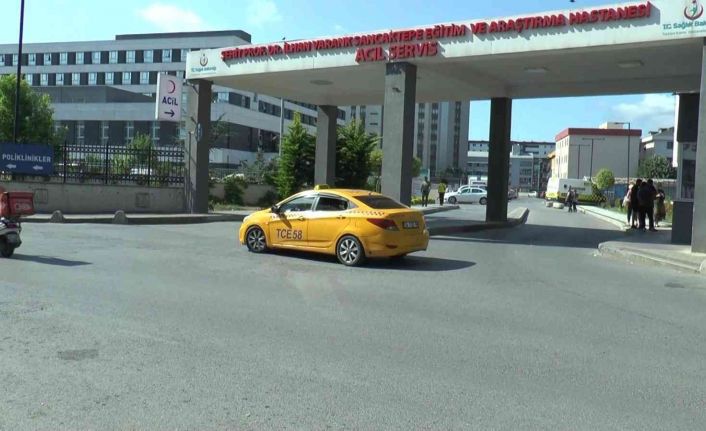 Sancaktepe’de İETT otobüsü, karşıdan karşıya geçen kadın ve küçük kıza çarptı. O anlar güvenlik kamerasına yansıdı