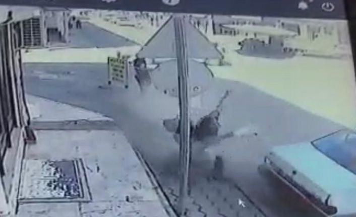 Savrulan otomobil yolda yürüyen adama işte böyle çarptı
