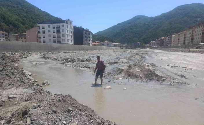 Selin vurduğu Bozkurt’ta Ezine Çayı’nın suyu çekildi, vatandaşlar karşıya yürüyerek geçiyor