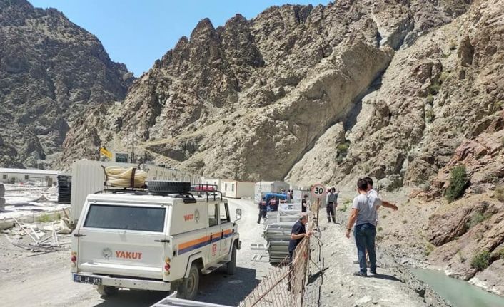 Serinlemek için Çoruh nehrine giren 18 yaşındaki işçi kayboldu