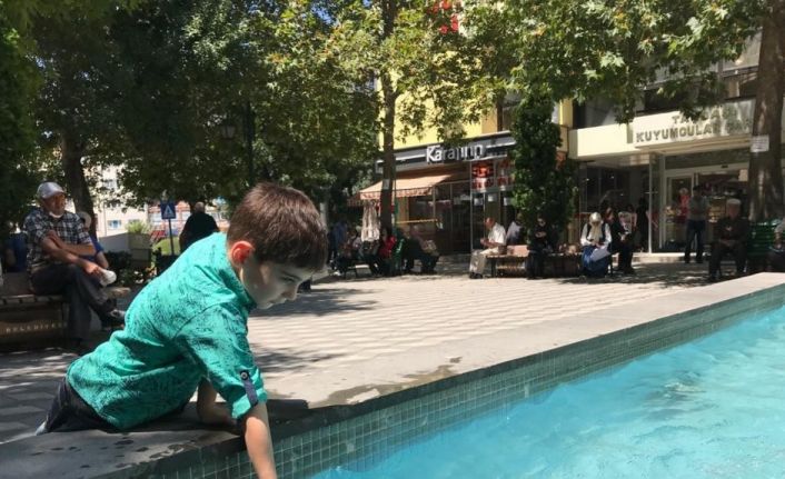 Sıcaklar bunalttı, süs havuzu kenarları doldu