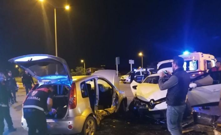 Sivas’ta iki otomobil çarpıştı: 8 yaralı