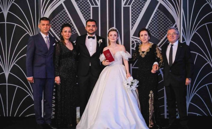 Siyasiler ve iş insanları bir araya getiren düğün