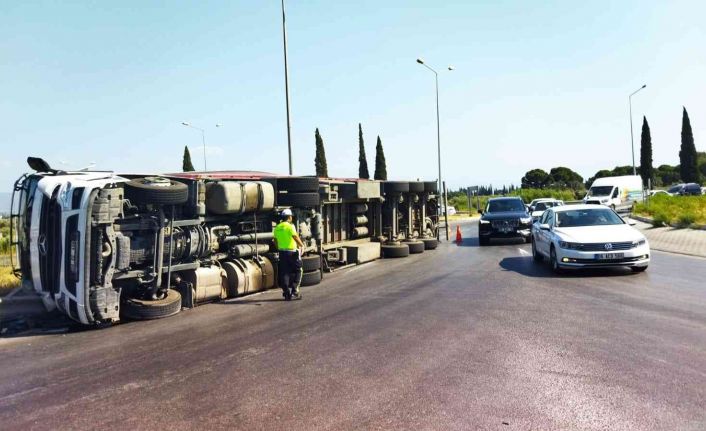 Söke’nin tartışmalı kavşağında bu kez tır devrildi. Felaket bir otomobili teğet geçti