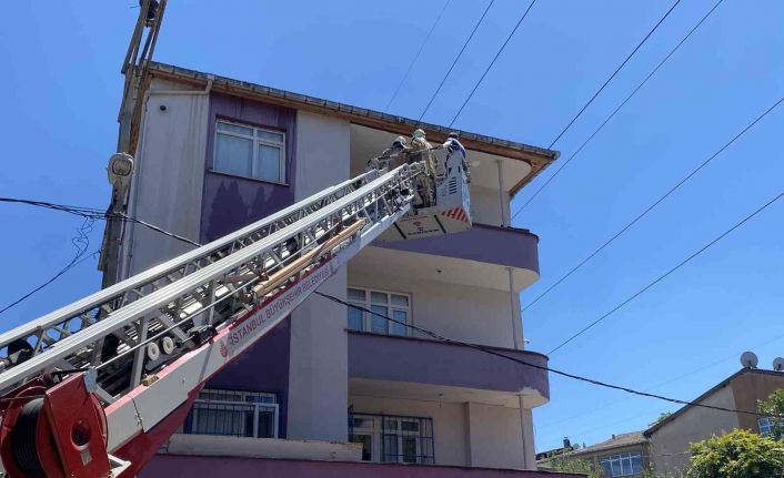 Sultanbeyli’de 3 katlı binanın çatısı alevlere teslim oldu