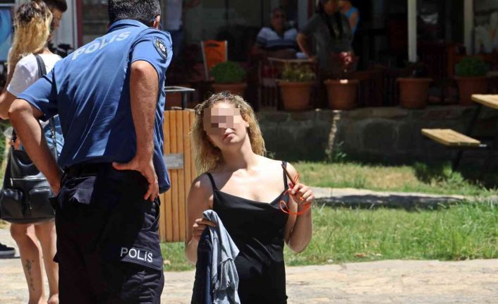 Süs havuzu başında elini kalemle kırmızıya boyayan genç kız, polisi alarma geçirdi