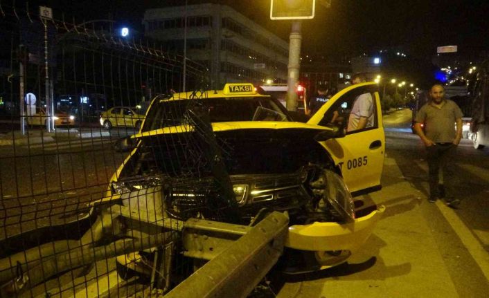 Taksiyle çarpışan araç kaza yerinden kaçtı