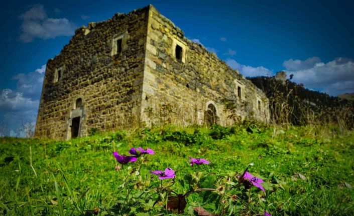 Tarihi ve turistik hazine Santa Harabeleri restorasyon çalışmalarını bekliyor