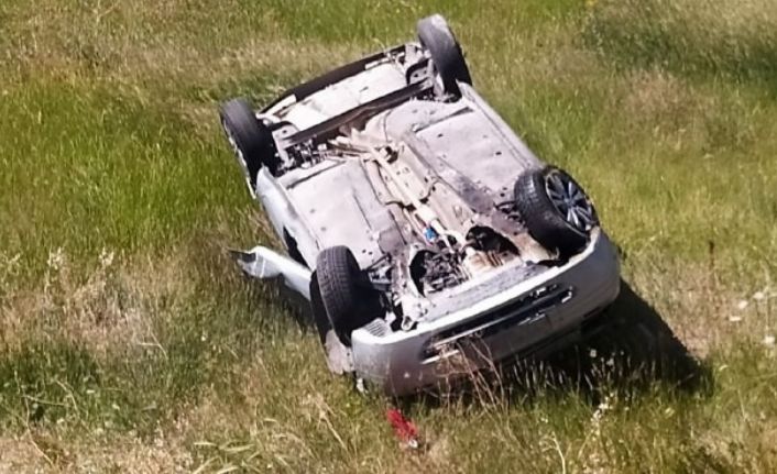 Tarlaya uçan aracın sürücüsü öldü, kişi ise yaralandı