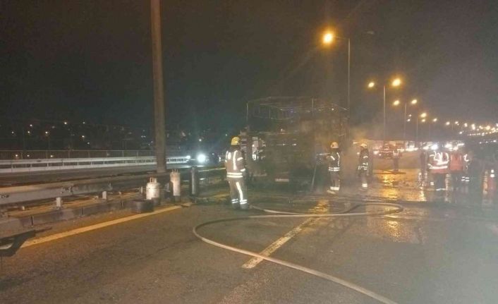 TEM Otoyolu’nda oksijen tüpü yüklü kamyon alev alev yandı