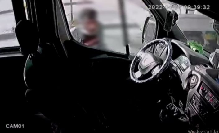 Tereyağından kıl çeker gibi kadının cep telefonunu çantasından çaldı