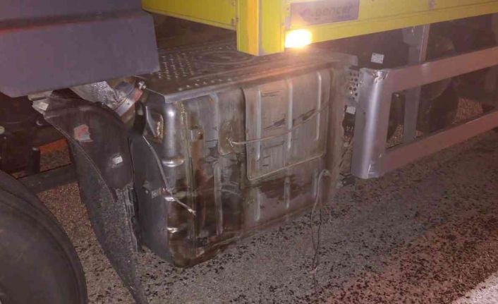 Tır dorsesinden kopan tekerlek bahçede oturan çifte çarptı: 2 yaralı