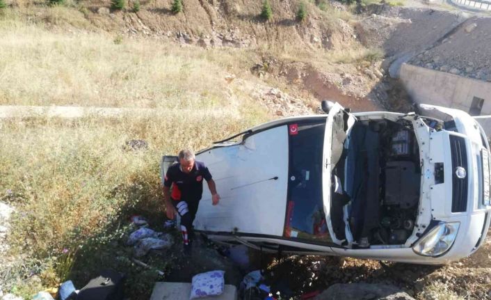 Tokat’ta hafif ticari araç şarampole devrildi: 3 yaralı