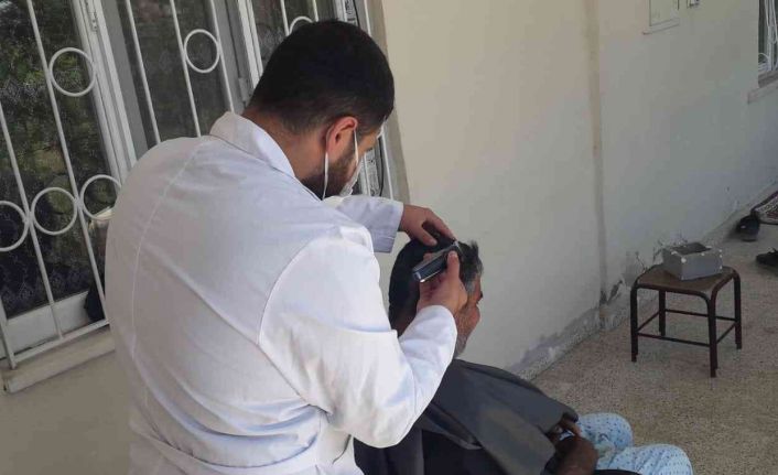 Tuşba Belediyesinden yaşlı ve engelli vatandaşlara evde tıraş hizmeti