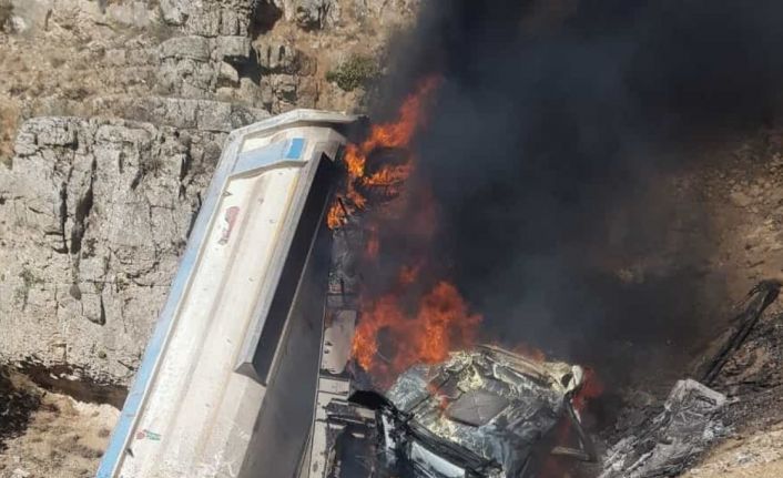Uçuruma yuvarlanan kamyon alev aldı: 1 yaralı