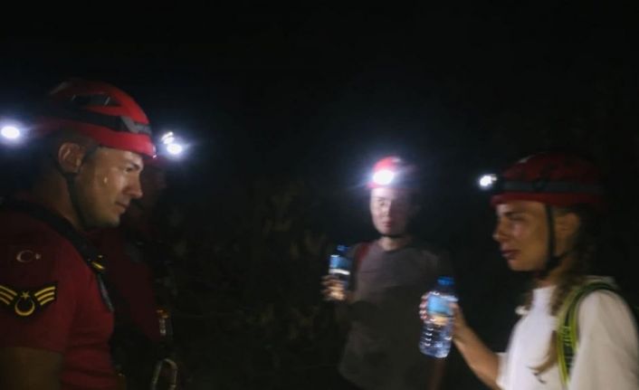 Uçurumda mahsur kalan Rus turistleri JAK timi kurtardı