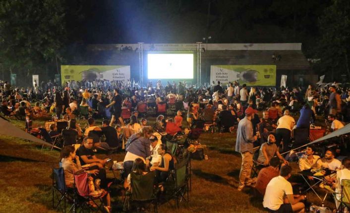 Ünlü yönetmen Ezel Akay: "Söylenen, anlatılmak istenen her şey anlaşılır oluyor bu eğlence ve haz sayesinde"